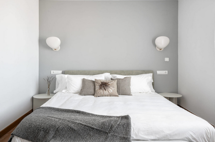 Steingraue Wandfarbe Schlafzimmer Doppelbett weiße Wandleuchten