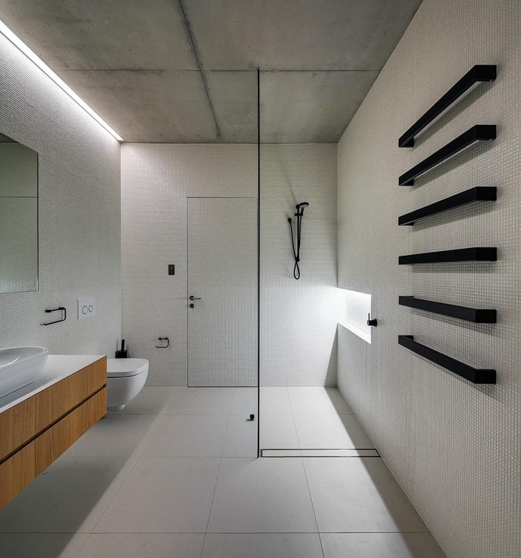 beton holz badezimmer minimalistisch dusche glaswand