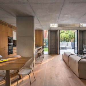 beton holz wohnzimmer offene küche essbereich holzboden