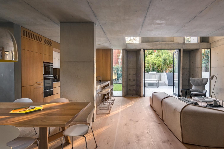 beton holz wohnzimmer offene küche essbereich holzboden