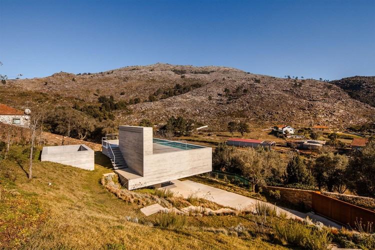 betonhaus mit dachpool minimalistische architektur