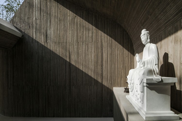 buddha statue tempel gebetsraum betonwände