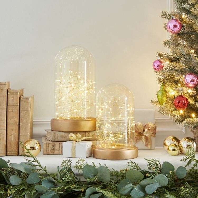 bücher lichterketten unter glasglocke für weihnachten dekorieren