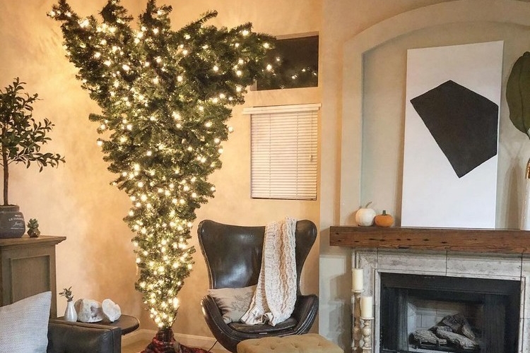 christbaum kopfüber wohnzimmer minimalistische deko idee