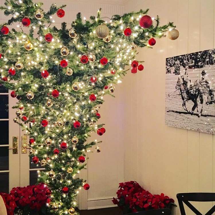 christbaum kopfüber wohnzimmer weihnachtsdeko lichter