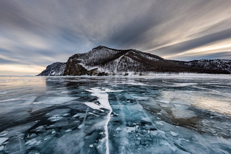 gefrorenes Wasser Baikal See Russland