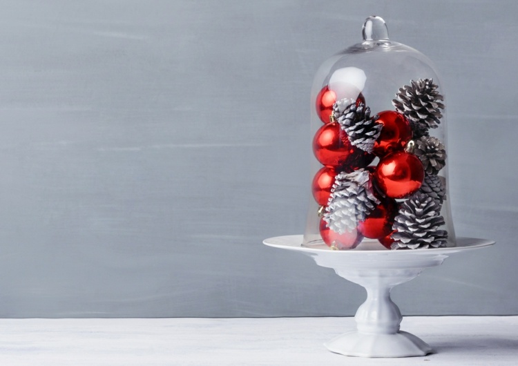 glasglocke deko mit fuss minimalistisch weihnachtskugeln rot zapfen