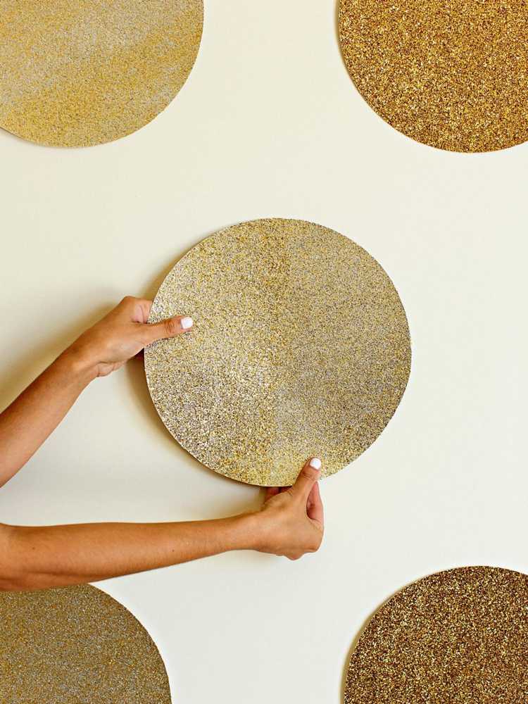 große Kreise Glitzerkarton Gold Wand dekorieren
