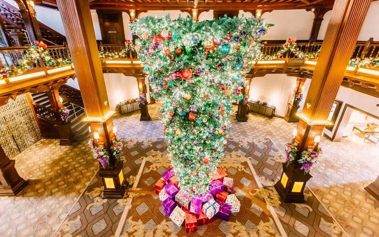 großer christbaum kopfüber hotel weihnachtsdeko