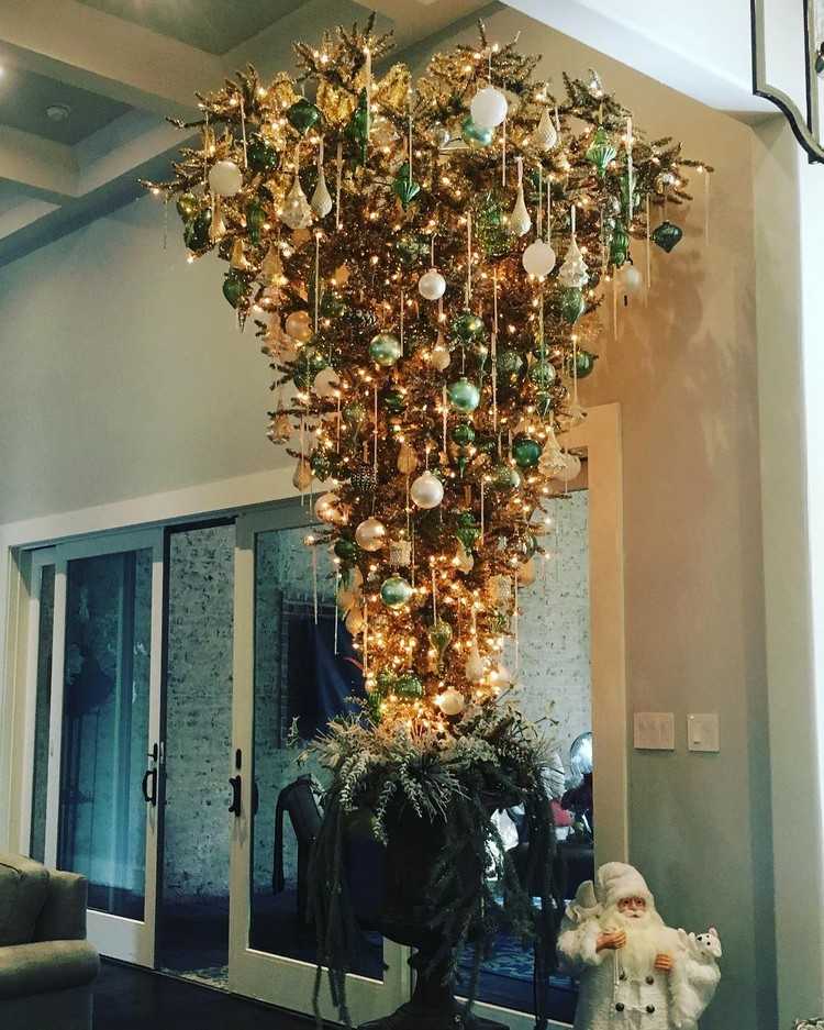 hängenden weihnachtsbaum dekorieren gold grün