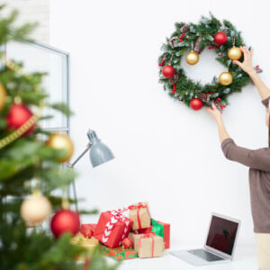 ideen weihnachtsdeko büro arbeitsplatz festlich sstimmungsvoll dekorieren kollegen