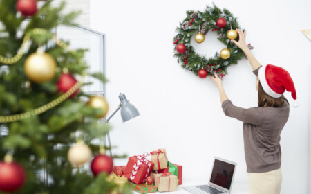 ideen weihnachtsdeko büro arbeitsplatz festlich sstimmungsvoll dekorieren kollegen