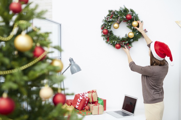 Ideen für Weihnachtsdeko büro arbeitsplatz festlich sstimmungsvoll dekorieren kollegen