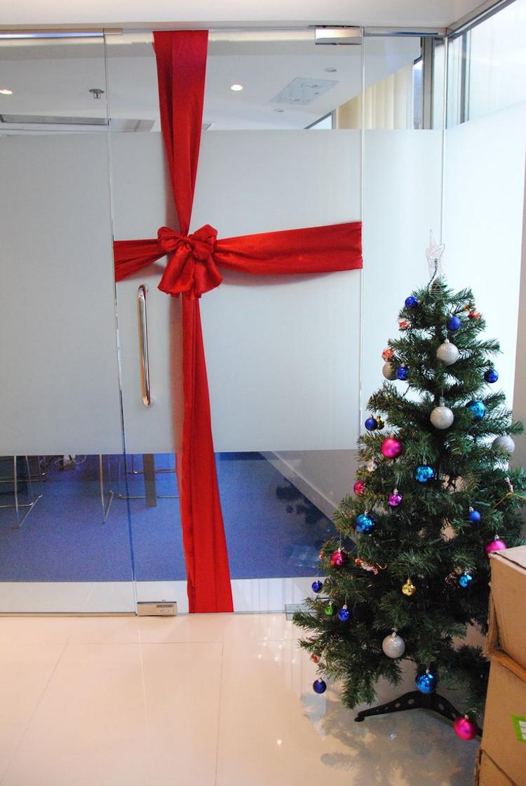 ideen weihnachtsdeko büro arbeitsplatz tür glas dekorieren schleife