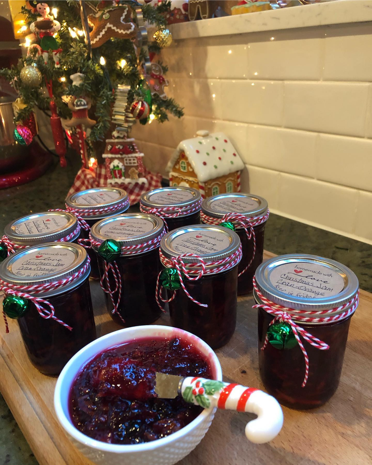 marmelade in gläsern, festlich verpackt für weihnachten