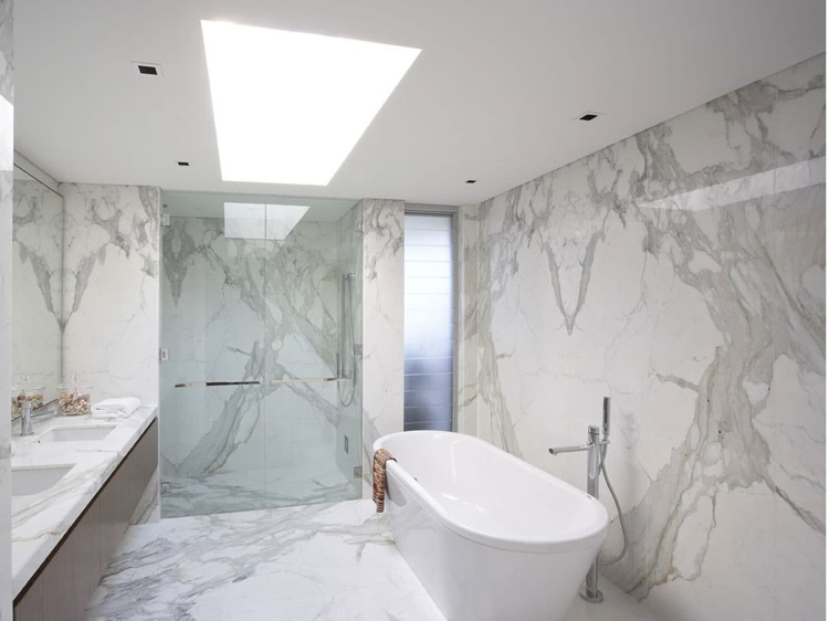 marmor reinigen pflegen badezimmer dusche glaswand freistehende badewanne