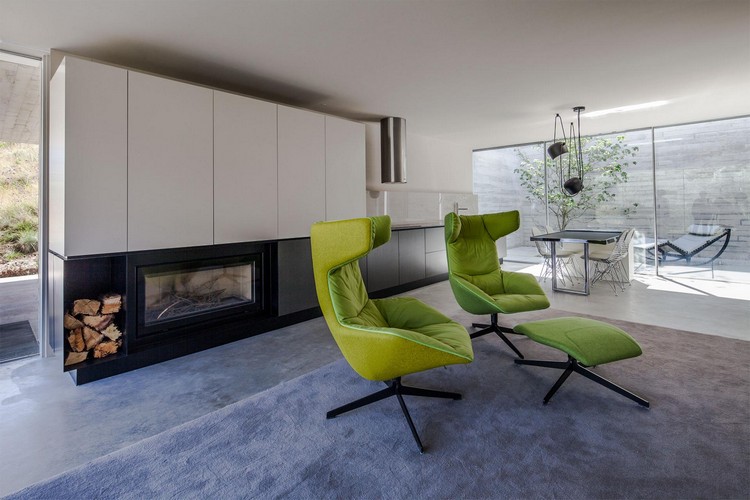minimalistisches wohnzimmer design weiß grau grüner akzent
