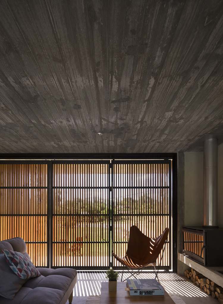 moderne Klappläden Holzlamellen Sonnenschutz Wohnzimmer