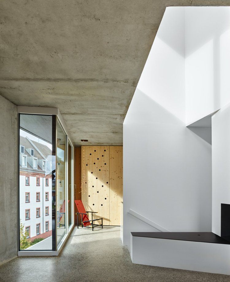 nachhaltiges bauen wenig fläche privathaus minimalistisches design beton holz