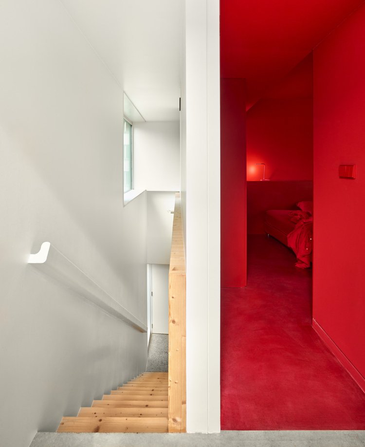 nachhaltiges bauen wenig fläche schlafzimer treppe rot weiss