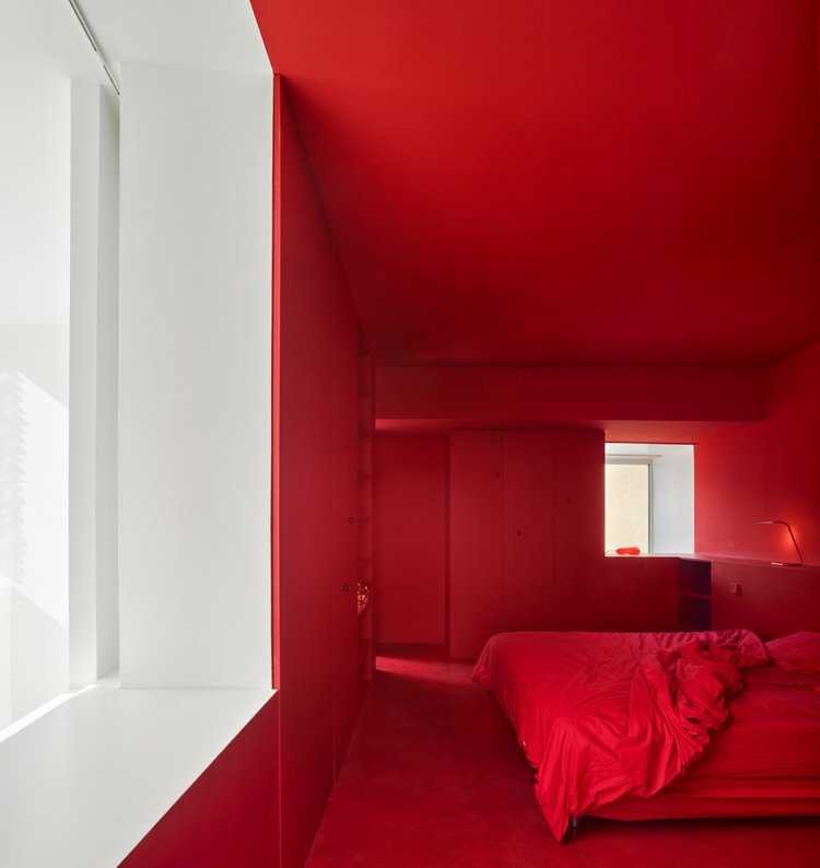 nachhaltiges bauen wenig fläche schlafzimmer rot wandfarbe raum