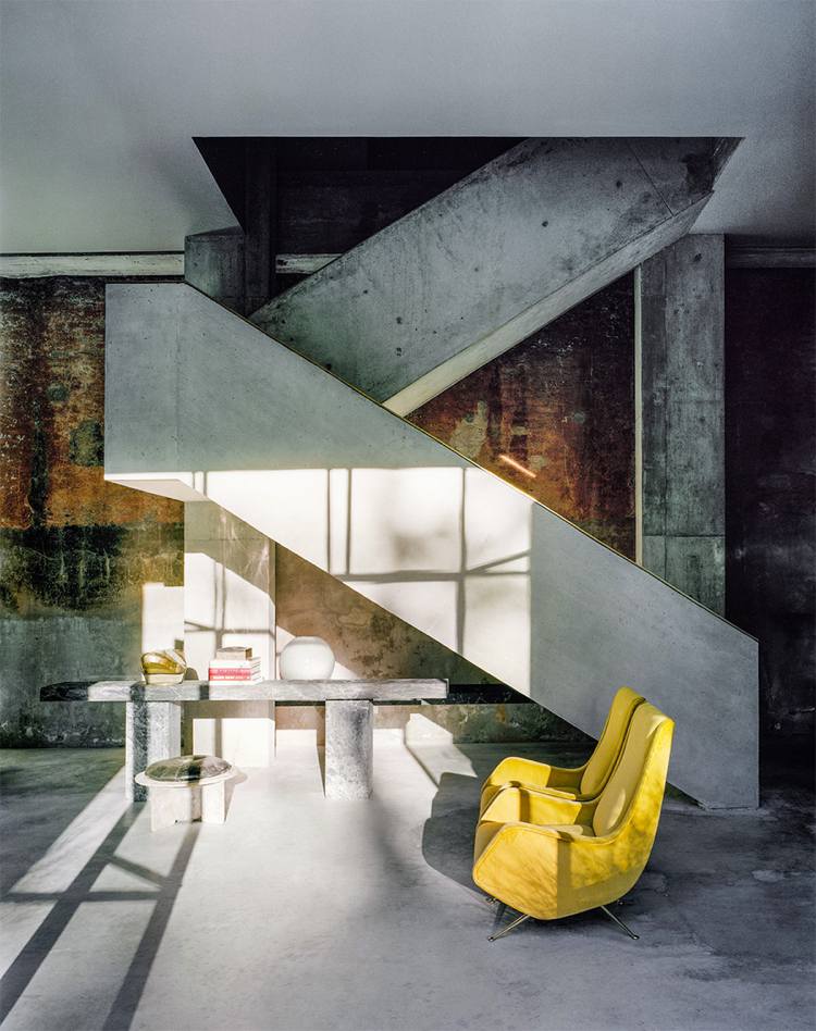 patina effekt beton wände sessel gelb polster