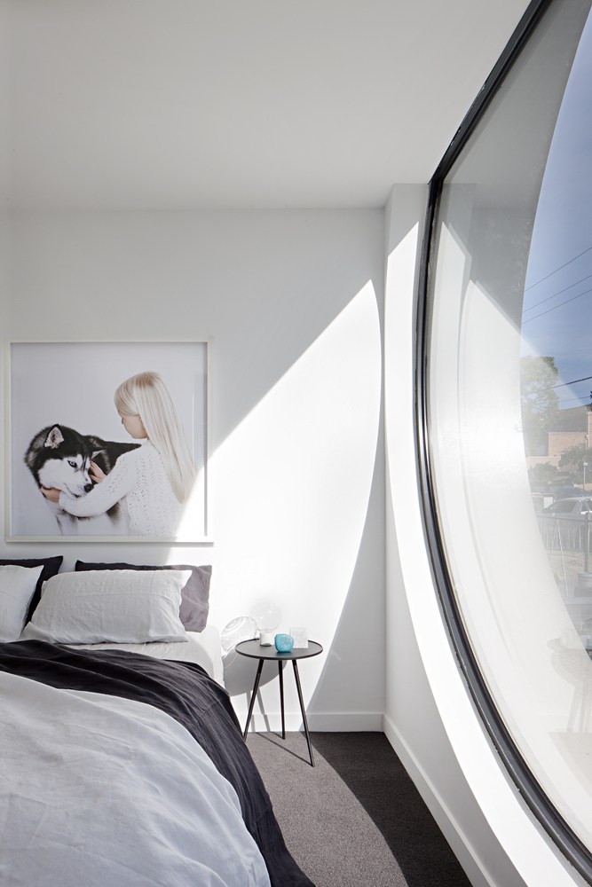 rundes Fenster Schlafzimmer Teppichboden Tageslicht