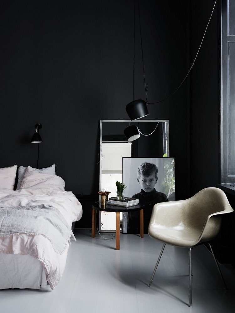 schlafzimmer wand schwarz streichen raumgestaltung idee