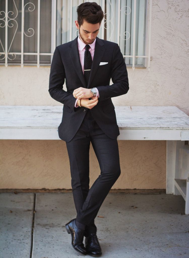 schwarzer anzug pinkes hemd schwraze krawatte