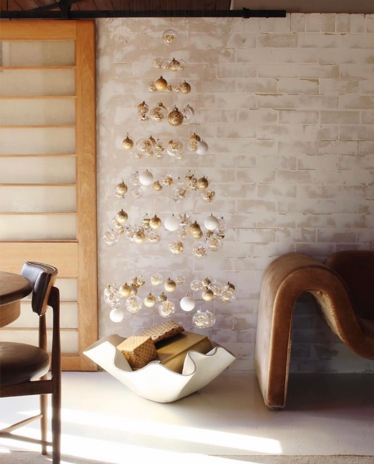 schwebenden weihnachtsbaum aus kugeln in beige