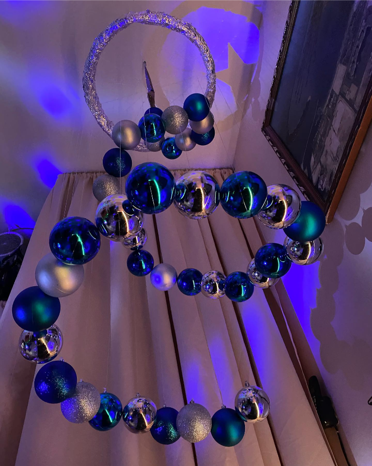 schwebenden weihnachtsbaum aus kugeln in blau