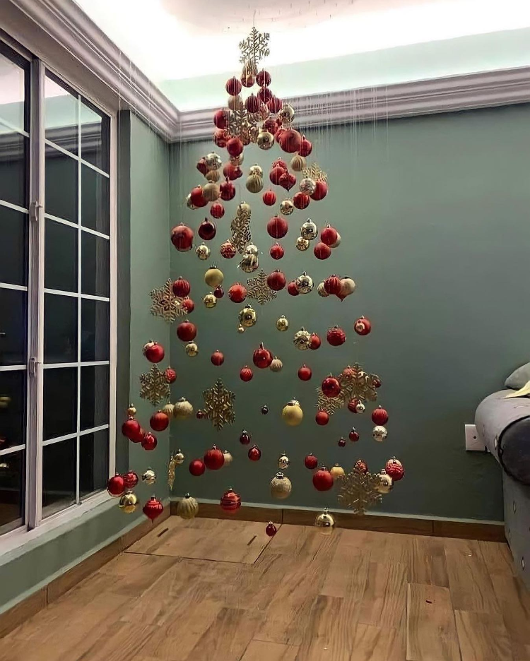 schwebenden weihnachtsbaum aus kugeln