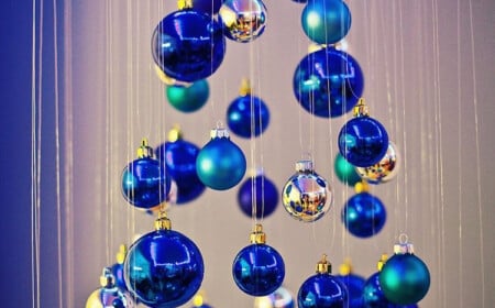 schwebender Weihnachtsbaum aus blauen Kugeln und Angeldraht