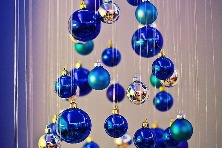 schwebender Weihnachtsbaum aus blauen Kugeln und Angeldraht