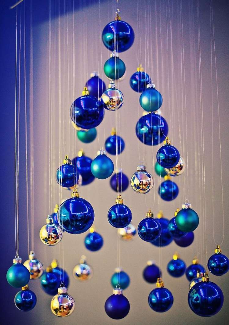 schwebenden Weihnachtsbaum aus blauen Kugeln und Angeldraht basteln