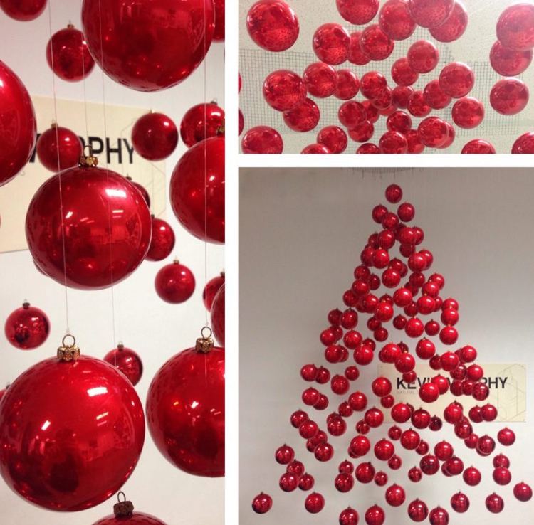 schwebender Weihnachtsbaum aus roten Kugeln minimalistisch