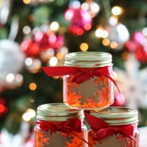 selbstgemachte marmelade weihnachtlich verpacken schneeflocken