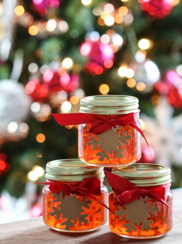 selbstgemachte marmelade weihnachtlich verpacken schneeflocken