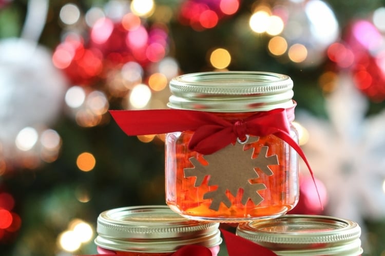 selbstgemachte marmelade weihnachtlich verpacken schneeflocken