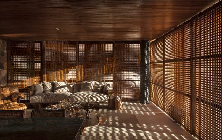 sichtschutz innen holzgitter fenster luftige wand lichtlücken wohnzimmer couch