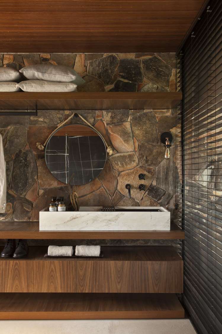 sichtschutz innen jalousien fenster badezimmer naturstein holz modern rustikal