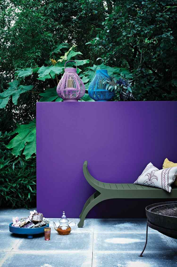 ultra violett farbe garten wand streichen kombination grün