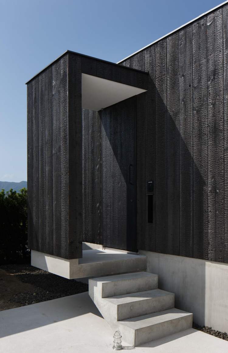 verkohlte Fassade Shou Sugi Ban Verfahren japanische Brenntechnik Betonstufen