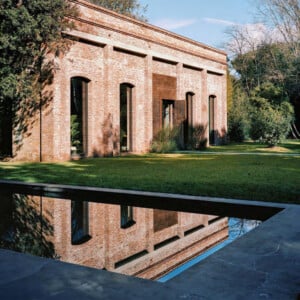 villa vorhof hintergarten klinkerfassade rasen naturpool Vincenzo De Cotiis