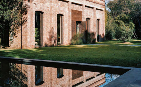 villa vorhof hintergarten klinkerfassade rasen naturpool Vincenzo De Cotiis