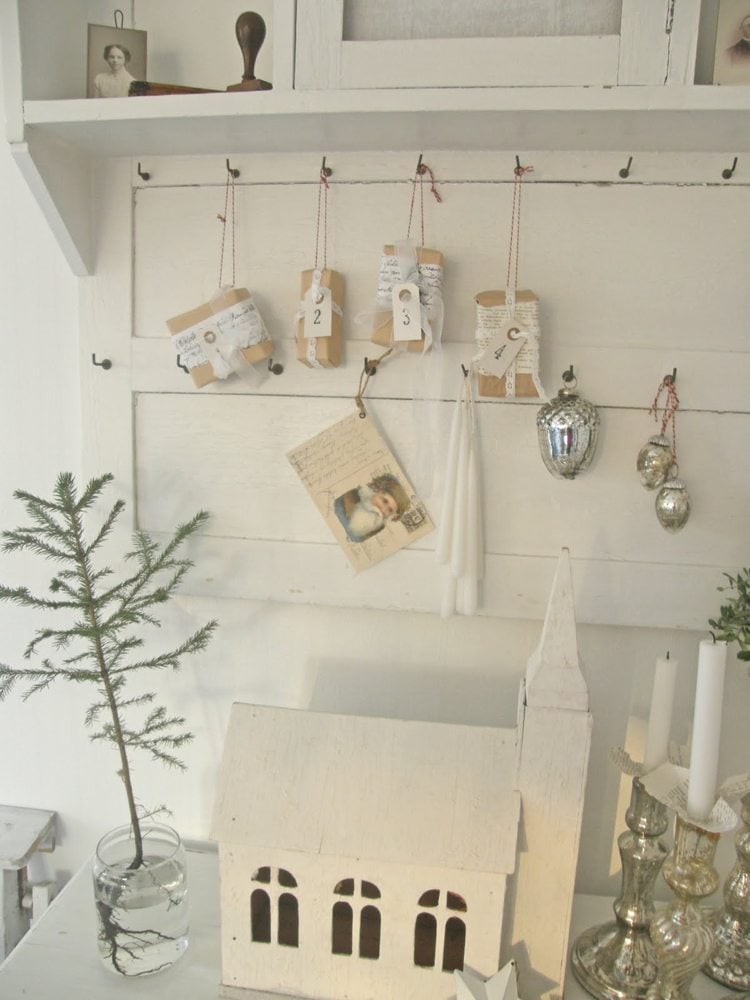 vintage weihnachten nostalgie skandinavisch weihnachtsbaum geschenke umweltfreundlich verpacken skandinavisch geschenke weiss silber kerzenständer