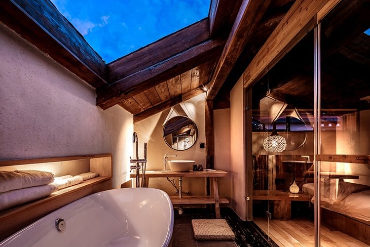 zen design badezimmer freistehende badewanne dachfenster glaswand