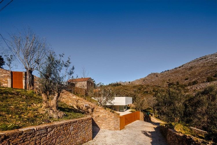 zufluchtsort portugal betonhaus ausblick landschaft