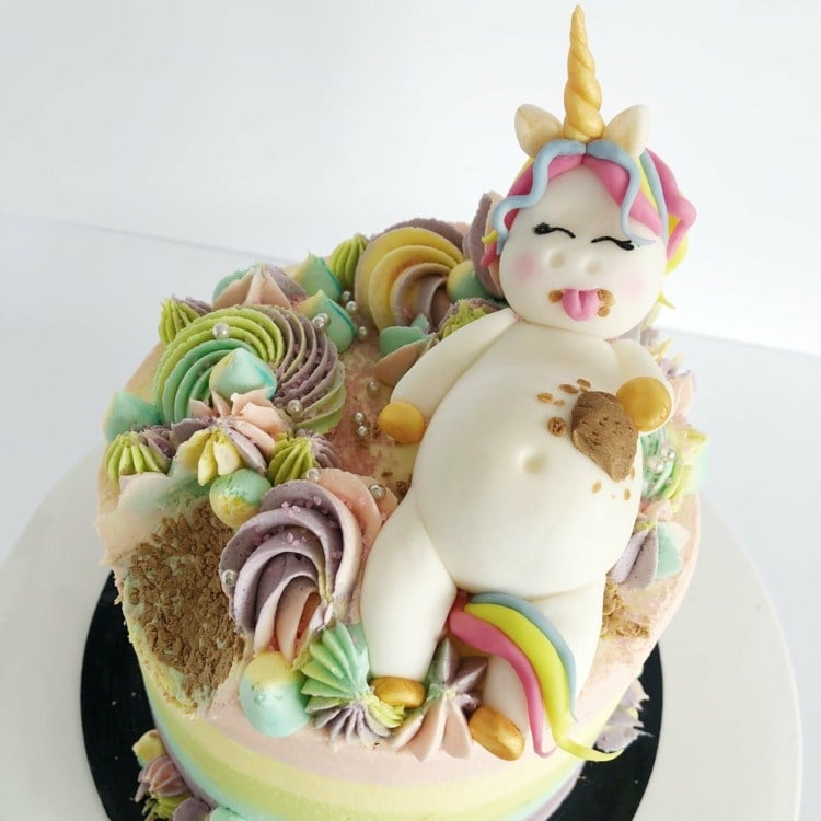 Einhorn Torte mit Pummeleinhorn-bunte-Farben und Deko mit Spritzbeutel