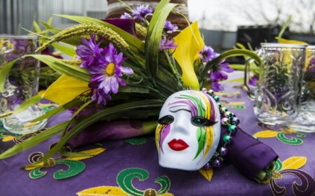 blumenstrauß tischdeko für fasching lila gelb grün maske perlen